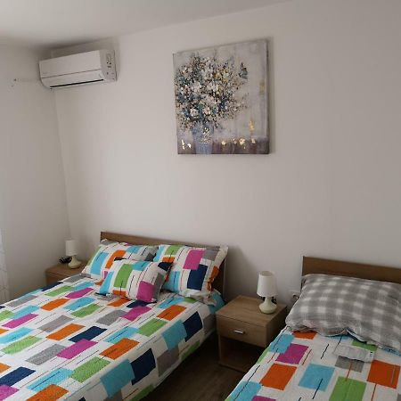 Tomek Apartment Vir Exterior photo