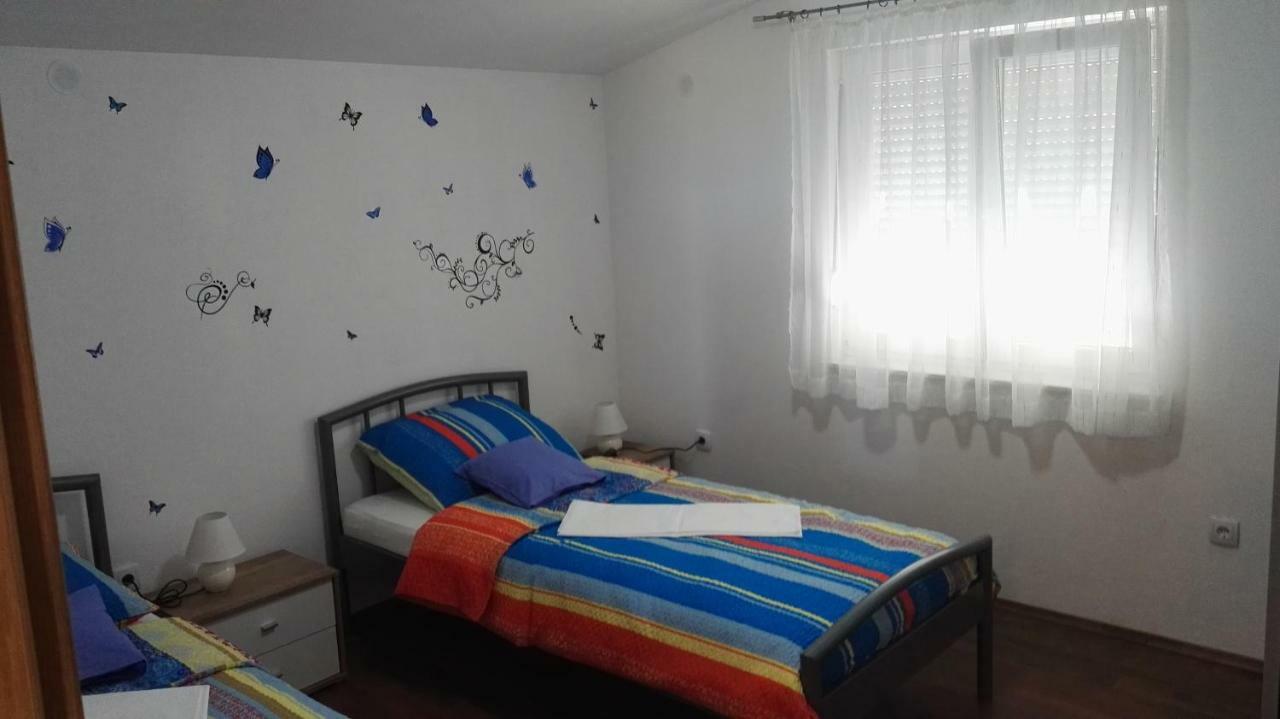 Tomek Apartment Vir Exterior photo