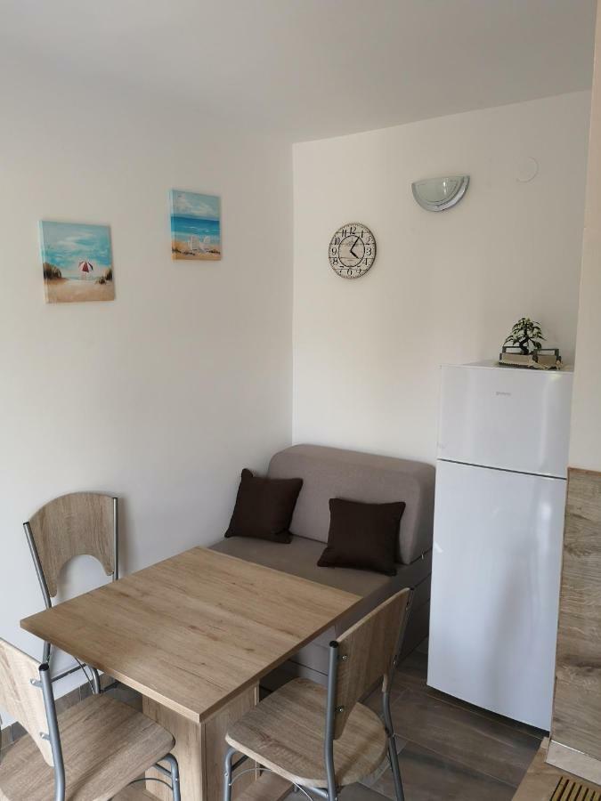 Tomek Apartment Vir Exterior photo